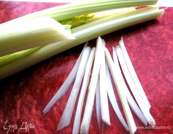 Сельдерей нарезать вдоль на полоски.
