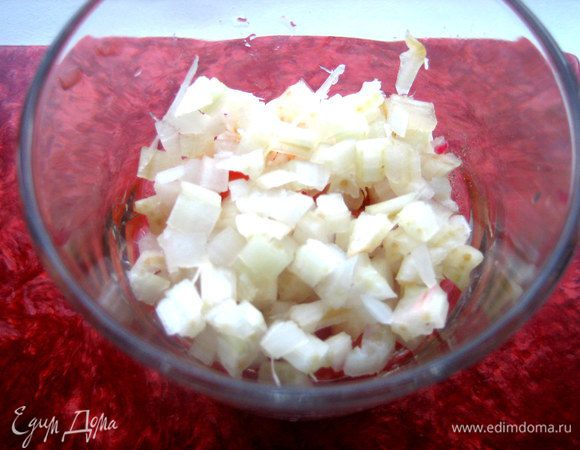 Высыпаем на помидорный слой в стакан.