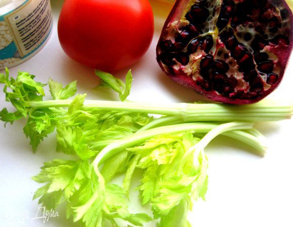 Зелень того же сельдерея и петрушку измельчить.