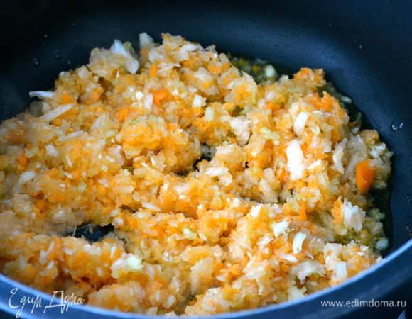 Первым делом займемся приготовлением томатного соуса. Я все необходимые для соуса овощи изрубила достаточно мелко (но не в кашицу) с помощью миксера. В глубокой сковороде разогреть оливковое масло. Положить овощи, тимьян, немного соли и, регулярно помешивая, обжаривать овощную смесь минут 6-8, пока овощи не станут мягкими. 