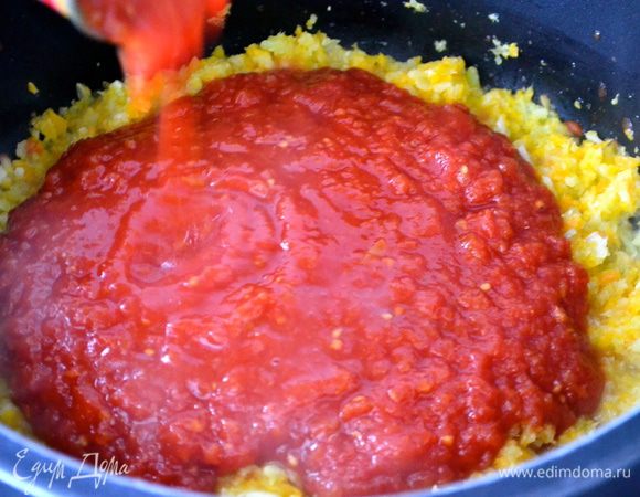 Добавить мякоть помидоров в собственном соку, довести до слабого кипения, оставить соус кипеть на слабом огне около 30 минут, время от времени помешивая, пока он не загустеет. При желании можно добавить немного сахара, это поможет снизить кислоту томатов... Я добавляю.  