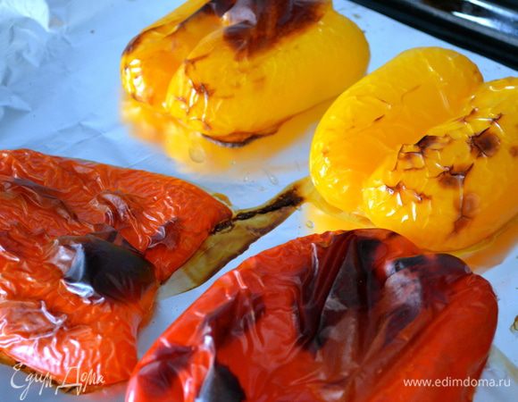 Тем временем займемся приготовлением овощей. Духовку включить в функции гриль, или только верхний прогрев. Сладкие перцы вымыть, разрезать пополам. Застелить противень фольгой, сбрызнуть маслом и выложить половинки перцев срезом вниз. Запечь перцы под грилем 10-15 минут, пока кожица на перцах не зажариться до состояния, близкого к подгоранию... ))) В общем, как на фото! ))) Дать перцам немного остыть, а затем удалить семена и снять кожицу... Нарезать полосками. 