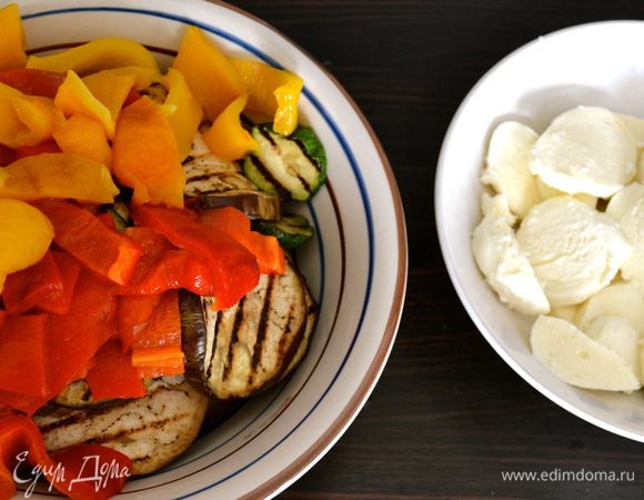 Баклажан и кабачки нарезать кружочками по 5 мм, сбрызнуть оливковым масло, немного посолить и поперчить и обжарить на сковороде гриль партиями. Сложить все подготовленные овощи в одну миску. 