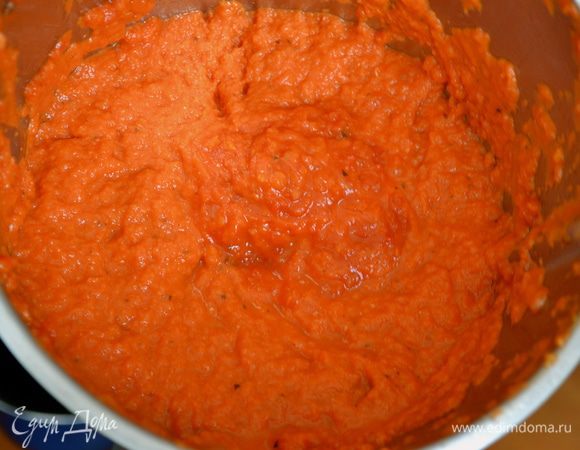 Как только томатный соус будет готов, добавить листья базилика и измельчить соус до однородного состояния в блендере. Попробовать соус на соль и перец. Переложить в миску и дать остыть. 