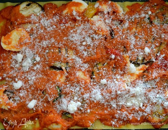 Покрываем все слоем томатного соуса и присыпаем еще немного тертым сыром.