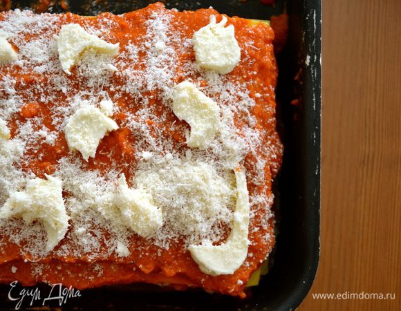 Повторить все в том же порядке до окончания всех ингредиентов... Последним слоем кладем листья лазаньи, покрываем их обильным слоем томатного соуса, выкладываем кусочки моцареллы и присыпаем тертым сыром. Запекать лазанью в духовке 30-40 минут... 