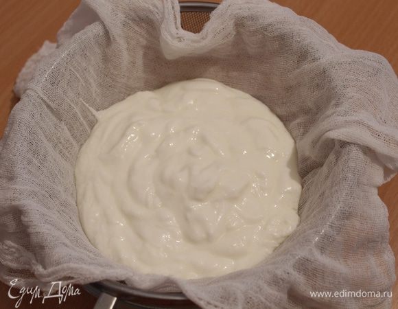 Йогурт откинуть на двойной слой марли,для того чтоб стекла лишняя сыворотка.