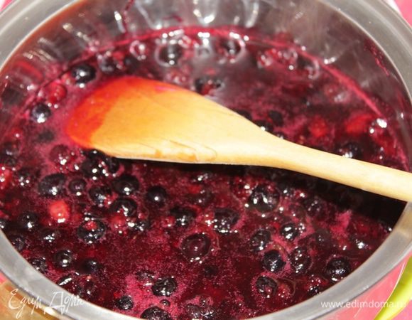 Смородину поместить в кастрюлю  и поставить на огонь, довести до кипения. Замороженная должна полностью растаять. Варить на слабом огне около 5 минут, пока ягоды не станут очень мягкими. 