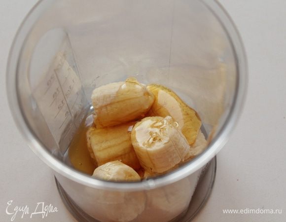 Банан с медом измельчить в блендере,