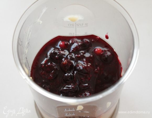 добавить остывшую смородину, пюрировать блендером.