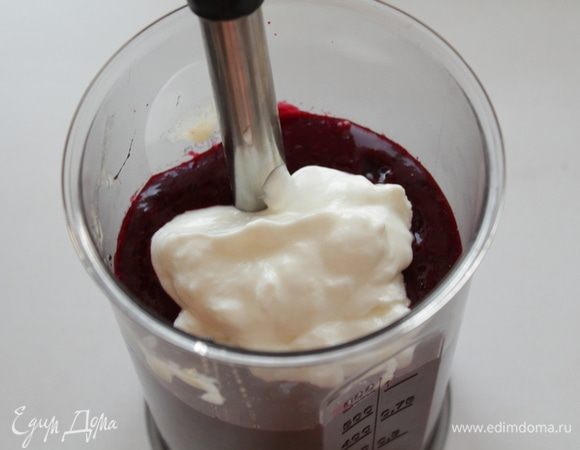 Добавить йогурт.