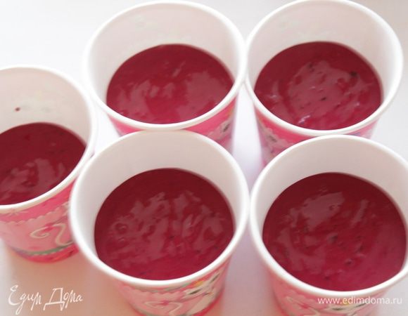 Разлить в стаканчики, поставить на несколько часов в холодильник.