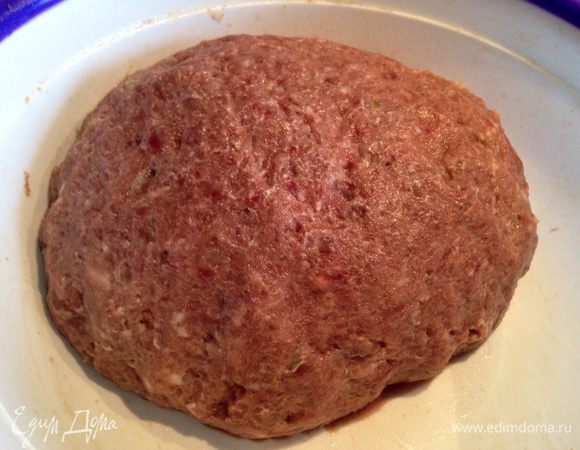 Приготовить ваш любимый фарш. Я готовлю фарш с большим количеством лука, по принципу фарша для пельменей...