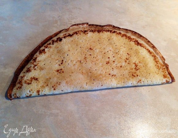 Накрыть фарш второй половинкой блина...