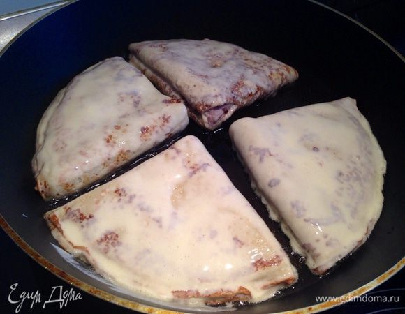 Обжарить на сковородке на среднем огне до подрумянивания...