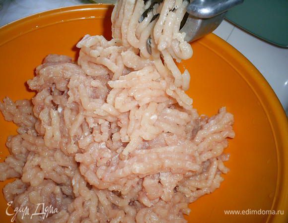С помощью мясорубки измельчите куриное филе и очищенные овощи.