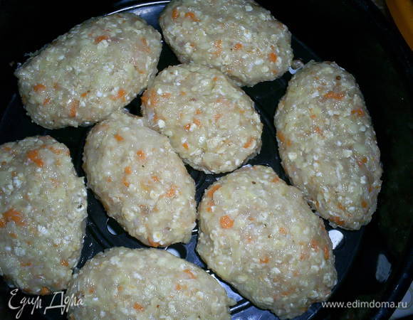 Затем сформируйте из фарша котлетки, выложите на небольшом расстоянии друг от друга и готовьте в пароварке 30 минут.