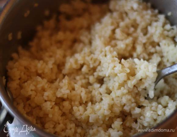 Отварим булгур. На 100 г булгура нам потребуется 200 мл воды. Заливаем водой, доводим до кипения. Добавляем сливочное масло, соль, накрываем крышкой и варим на самом маленьком огне 10-15 минут.