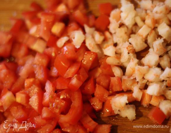 Помидоры очищаем от кожицы, для этого делаем надрезы, окунаем в кипяток на 30 секунд, потом сразу в ледяную воду. Нарезаем дольками и убираем семена. Креветки отвариваем, либо заливаем кипятком, если они вареные. Помидоры и креветки нарезаем кубиками.