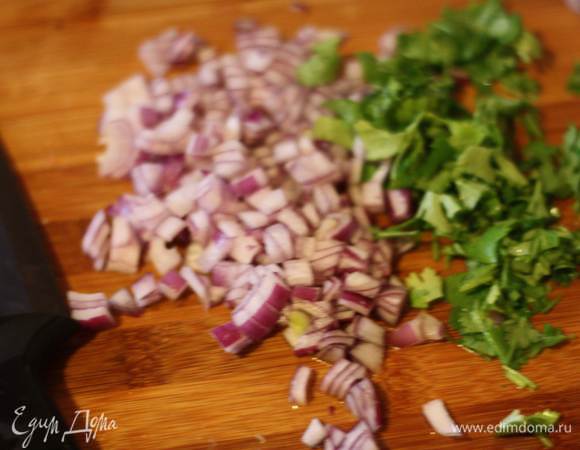 Добавляем к остывшему булгуру. Нарезаем мелко красный лук и зелень кинзы.
