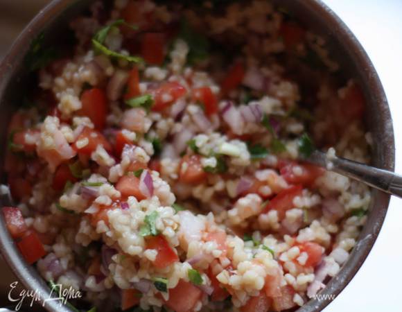 Заправляем оливковым маслом, солим и перчим по вкусу.

