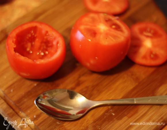  Для подачи: срезаем крышечки помидорок, мякоть убираем, например, ложкой...
