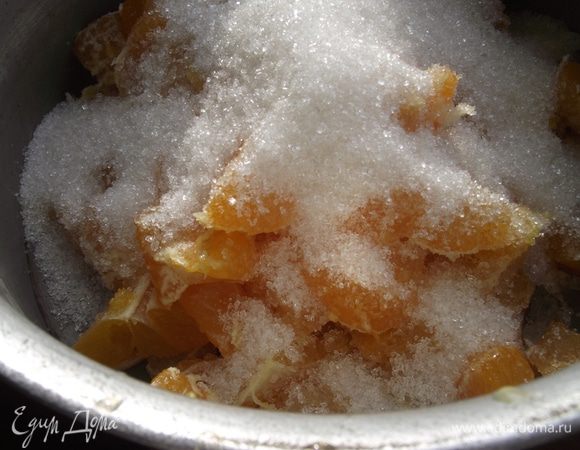 Пересыпаем сахаром и отправляем на средний огонь.