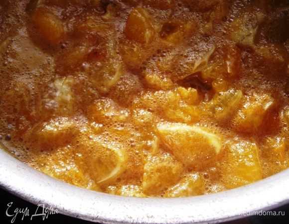 Когда появится сок  - добавить специи и коньяк, уменьшить огонь и проварить до 15 минут на слабом огне периодически перемешивая.