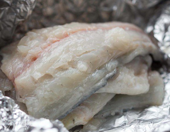 Рыбу моем, чистим и разделываем на филе, оставив кожу. Удаляем все кости, в дорадо это делать не сложно, т.к. они крупные и идут по хребту. 