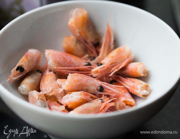Креветкам удаляем головы и убираем их в сторону. 