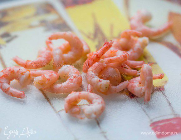 Хвосты чистим и режем на небольшие кусочки. 