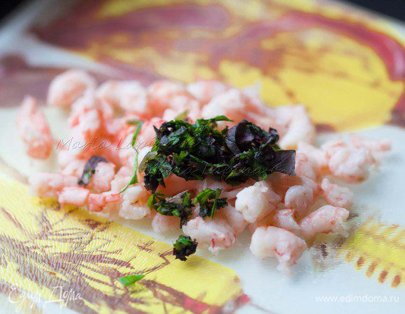 Базилик мелко рубим, добавляем к креветкам, немного солим.