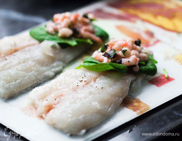 Сверху выкладываем по 1 ст.л. начинки из креветок и базилика.