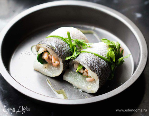 Аккуратно сворачиваем рулеты и перевязываем их веточкой петрушки или зеленого лука. Рулетики укладываем в форму, сбрызгиваем оливковым маслом и ставим в духовку на 10-12 минут при температуре 180 С.