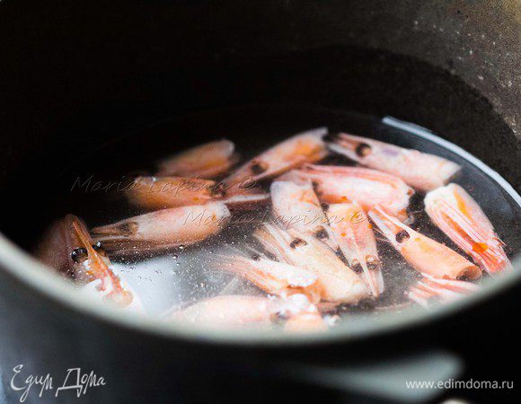 В кастрюлю кладем отложенные ранее головы креветок, наливаем 200-300 мл. чистой воды и ставим на огонь. Когда вода закипит немного посолим и варим минут 10-15, чтобы получить легкий бульон. 