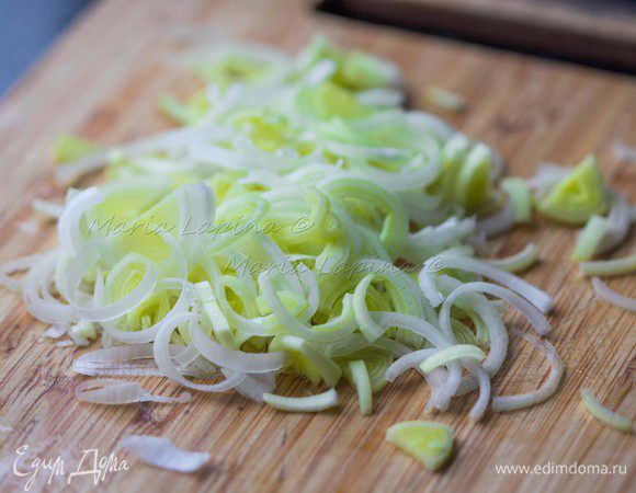 Лук-порей нарезаем полукольцами. 