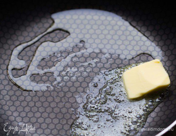Разогреваем смесь сливочного и оливкового масла на сковороде и отправляем туда лук. 
