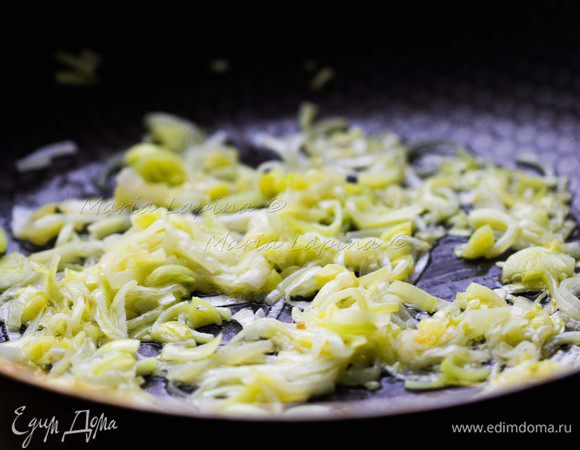 Обжариваем лук пару минут пока он не начнет становиться мягким и слегка подрумяниться. 