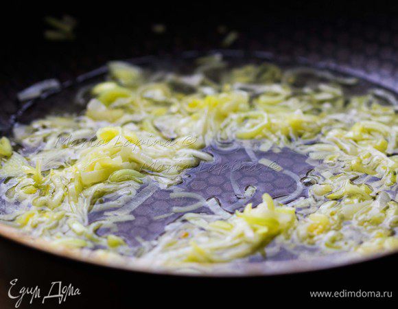 Вливаем вино и даем ему практически полностью выпариться. 