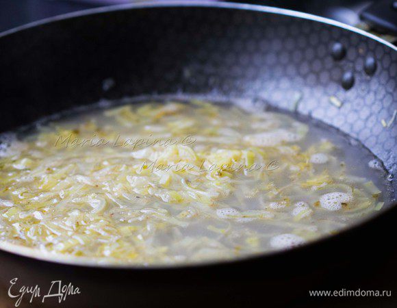 Затем вливаем бульон из голов креветок, пропустив его через сито. Варим соус помешивая до тех пор пока не выпарить ⅔. 