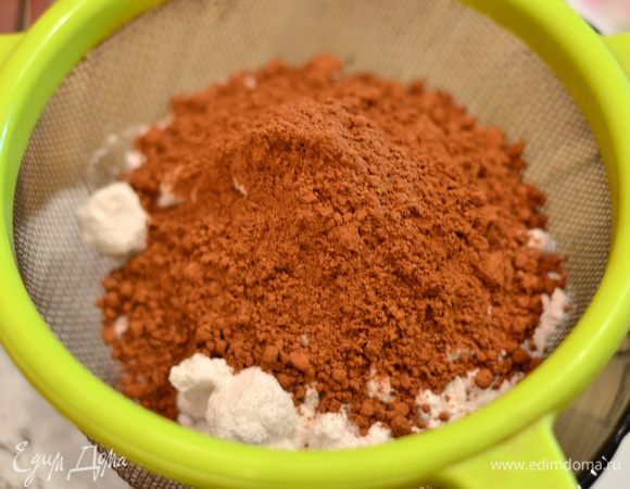 Просейте сахарную пудру и какао-порошок через мелкое сито.