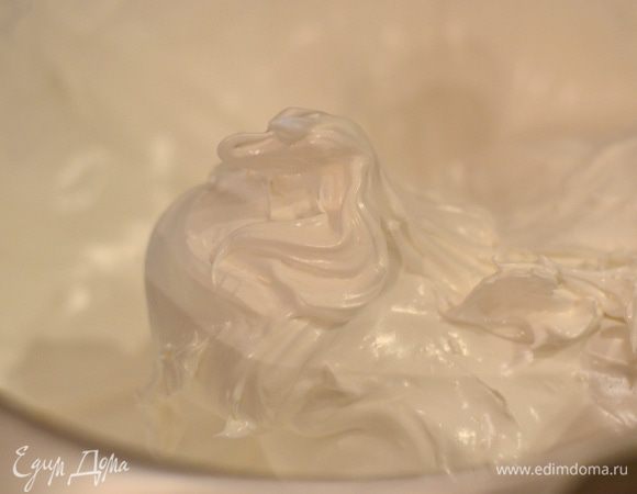 Взбейте белки с сахаром до очень устойчивых пиков, как говорится, чтобы ложка стояла. Сначала взбейте белки до легкой пены, добавляя постепенно сахар, взбивайте минимум 10 минут.