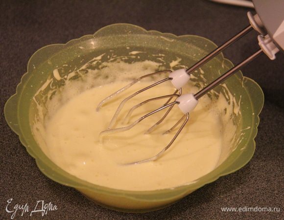 Яйцо взбивать с сахаром 2-3 минуты.