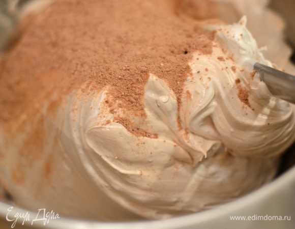 Добавьте к белкам немного какао порошка с сахарной пудрой и перемешайте лопаточкой заворачивающими движениями и так в несколько подходов.