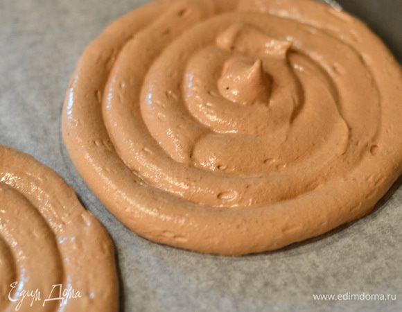 Возьмите 2 кулинарных мешка с разными насадками,где одна больше, другая чуть меньше, наберите лопаточкой большую часть белковой массы в кондитерский мешок и выдавите небольшие круги по рисунку.