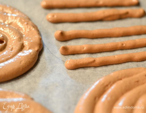 Теперь наберите остальную белковую массу в кондитерский мешок с меньшей насадкой и выдавите небольшие полосочки,также и на второй противень. Использовать всю белковую массу. Выпекать в духовке 2 часа, затем выключить духовку и оставить там остывать еще около часа. Если есть возможность, выпекайте безейные коржи с немного приоткрытой дверцей, я вставила карандаш между дверцей духовки.