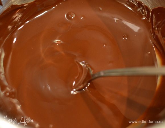 Готовим мусс. Растопите на водяной бане шоколад, добавьте сливочное масло, перемешайте до его растворения, добавьте просеянную пудру, перемешайте венчиком, хорошо остудите.