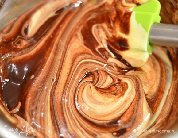 Взбейте желтки с сахаром до кремообразного состояния и бела, вылейте в  шоколад  взбитые  желтки, перемешайте лопаточкой.