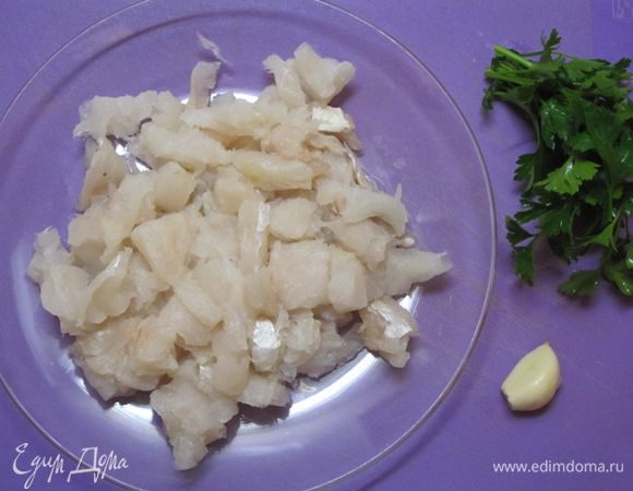 Филе трески мелко нарезать.