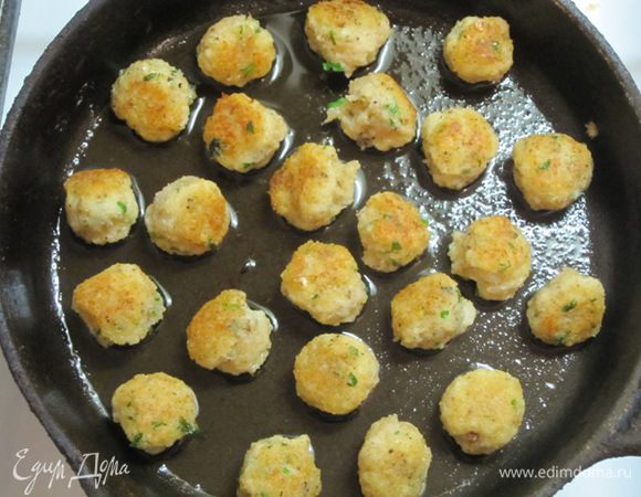 Обжарить на разогретом масле до готовности. Затем откинуть на дуршлаг и посолить.
